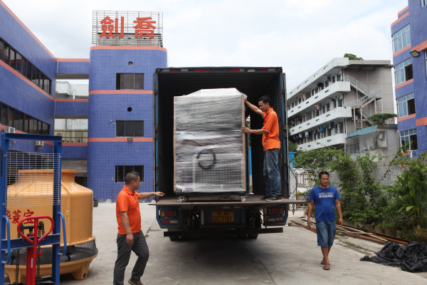 圖為發(fā)往美的冷熱沖擊試驗(yàn)箱裝貨中